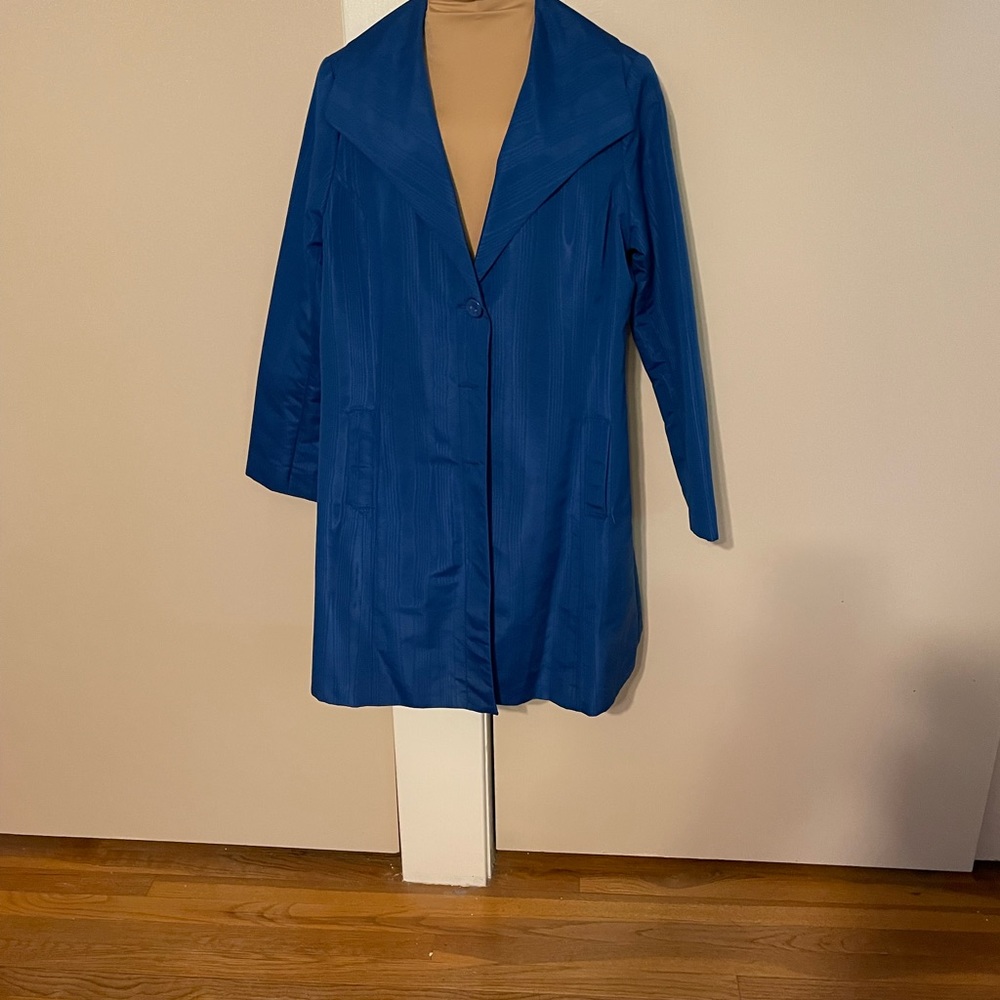 Dressy rain jacket. Knee length. No hood.